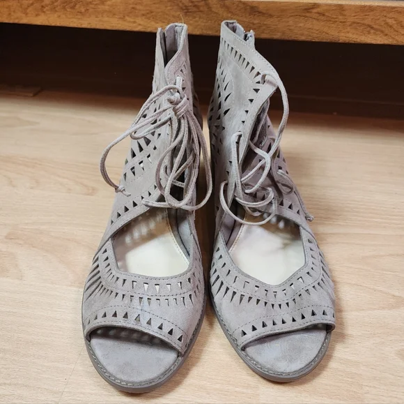 Vince Camuto Suede Leather Tarita Laser Cut Lace Up Ankle Open Toe Heels Sz 13 - Picture 16 of 16